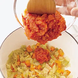 トマトは先に炒めて取り出し、ほかの野菜を炒めてから戻し入れる。余分な水分がとんでうまみが凝縮し、トマトの甘みをより味わえる。