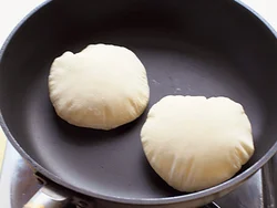 余ったピタパンは冷凍できます。焼き上がったピタパンは粗熱をとって１枚ずつラップで包み、冷凍庫へ。食べるときは自然解凍してピタサンドにして食べたり、凍ったままピザにして焼いて食べても。