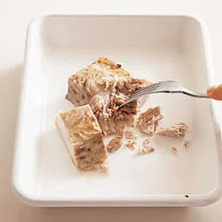 ツナはご飯になじむようにほぐして使う。フォークでかくようにすると、粗くほぐれる。