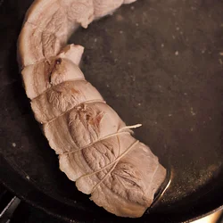 肉は下ゆでして余分な脂とアクを落とす