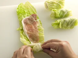 キャベツの葉は２切れを縦にずらして重ね、豚肉も重ねてしっかり巻く。キャベツはたっぷりがおいしい。