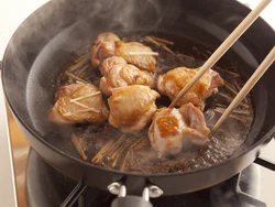 ソースや砂糖が入ると焦げやすくなるので、菜箸で手早く返しながら照りよくからめるのがポイント。