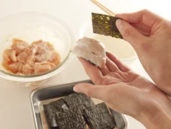 のり２切れでとり肉１切れをはさみ、そのつど揚げ油に入れて揚げていく。