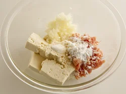 仕上がりが水っぽくならないように豆腐はしっかり水きりしてから、ほかのハンバーグだねの材料と混ぜ合わせて。