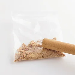 底の生地はめん棒でなるべく細かくし、型の底にしっかり押しつけて。