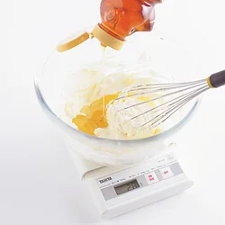 はちみつで風味をアップ。焼き色は濃く、カラメルのようなこうばしさに。