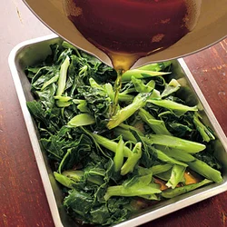 ゆでたのらぼう菜をバットに広げ、ゼラチンを溶いただし汁を注いで冷やすとゼリー状に。
