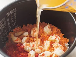 ご飯を炊くときに、煮込んだスープも加えて。えびはバターでさっと炒めると、香りとコクがアップする。