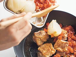 とり肉は皮目をこんがりと焼き、トマトと玉ねぎを加える。フライパンで作れるので簡単。