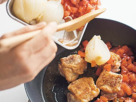 とり肉は皮目をこんがりと焼き、トマトと玉ねぎを加える。フライパンで作れるので簡単。