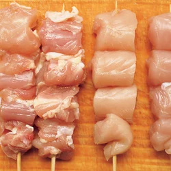 フライパン焼きは、表面が平らになるように串に刺す