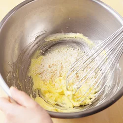 粉類を混ぜる