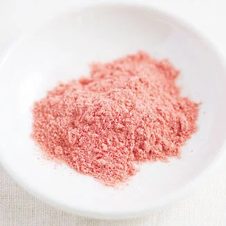 ストロベリーパウダーとは、フリーズドライのいちごを粉末状にしたもので、発色の鮮やかさが特徴。10g¥250くらいで販売している。