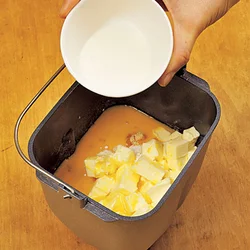 水は使わず、バター、卵、生クリームで焼き上げる。生クリームはコクをプラスし、生地をまとまりやすくしてくれる。