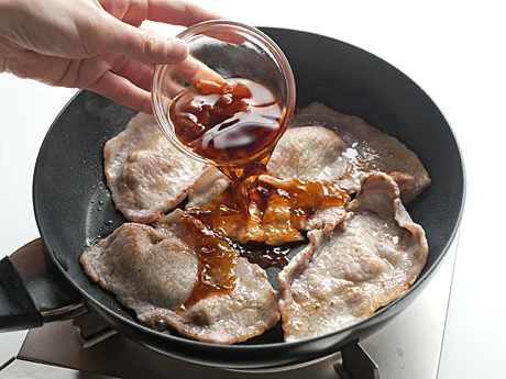たれは加熱し過ぎると梅の風味がとんでしまうため、豚肉をしっかり焼いてから最後にからめればOK。