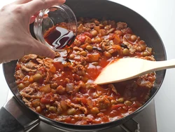 しょうゆやタバスコを加えることで、ご飯の進む味つけに。そのつどひと混ぜして味をなじませて。