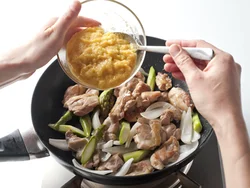 しっかり味のクリームコーン缶を使って手軽に味つけを。牛乳も加えて、軽くのばしながらからめて。