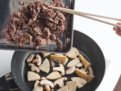 牛肉は赤い部分を少々残して取り出し、最後に戻し入れて火を通すことで、かたくならずにやわらかく仕上がる。