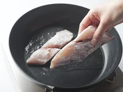 身がやわらかいさわらは、小麦粉をまぶして多めの油で焼くことで、身がくずれにくくなる。