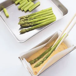 生地とアスパラガスを交互に型に入れると、焼き上がりの断面がきれいに。