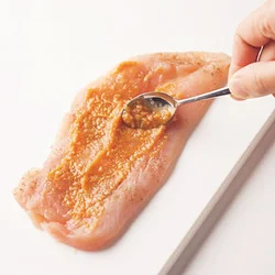 とり肉にみそとみりんを混ぜて下味をつければ、ソースいらずで、お弁当にぴったり。