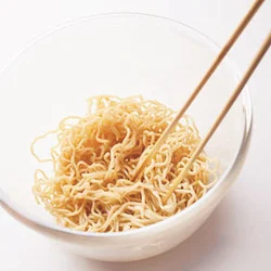 中華麺はオイスターソースとごま油で先にあえて、しっかり味をつけておく。