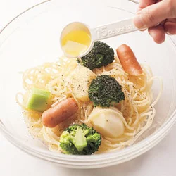 スパゲッティをオリーブ油であえることで、さめてもくっつかずに食べやすい。
