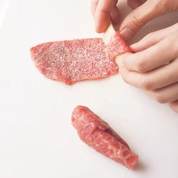 繊維の多いたけのこは、かみごたえがあるので満足度アップ。牛肉は全体に巻きつけて。