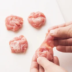こま切れ肉はまとめることで、食べごたえアップ。平たくして火の通りを均一に。