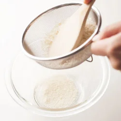 パン粉はざるでこして細かくすると、吸油率を下げることができる。