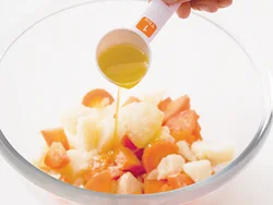 じゃがいもとにんじんを一口大に切ったら、ワインビネガーと油でしっかりと表面をコーティング。「しっかり酸味をつけてから、マヨネーズを加えたほうが味がしまると思うんです」と藤井さん。