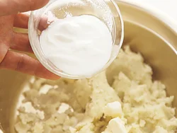 子どもが食べやすいようにと、メインの味つけはヨーグルトとクリームチーズと塩で。「なめらかになるまで手で丁寧につぶしていくのがポイント。子ども用には、にんにくと黒こしょうを抜いて」。