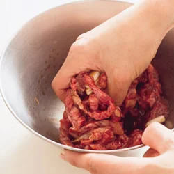 焼く前に肉にしょうゆだれをもみ込むと、肉の臭みも取れ、にんにくの風味がつく。