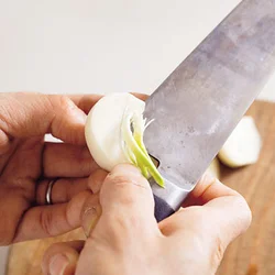 にんにくは縦半分に切って、１つずつ芯を取り除いて。