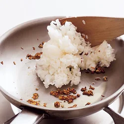 にんにくの香りを油に移す。これでご飯を炒めると、程よくにんにく味に。