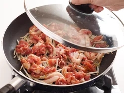 もやしはさっと炒め、豚肉をのせて蒸し焼きにすると、豚肉のうまみや脂がもやしに移っておいしくなる。