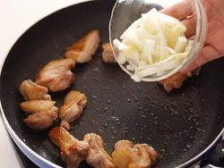とり肉を焼きつけて出た脂で玉ねぎを炒めると、肉のうまみを存分に味わえる。脂が多いときはペーパータオルで軽く拭き取って。