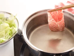 キャベツをゆでた湯で、続けて牛肉をゆでるので手間がかからない。湯に酒を加えると、肉の臭みを除く効果が。