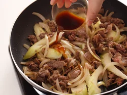 牛肉は加熱し過ぎるとかたくなるので、赤い部分が少し残るくらいで合わせ調味料を加えて、手早く炒め合わせて。