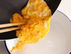 卵は半熟状でいったん取り出し、仕上げのときに軽く合わせる程度にすると、かたくならずにふわっと仕上がる。