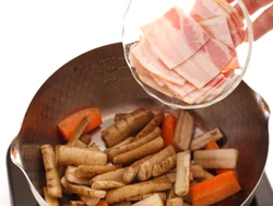 ベーコンは野菜を炒めたあとに加え、さっと炒めてから煮ると、ポロポロにならずに肉のうまみを生かせる。
