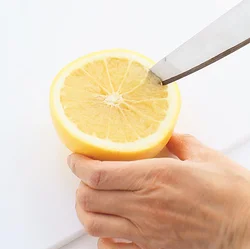 横半分に切ってから、皮に沿って切り目を入れ、果肉を取りやすくする。