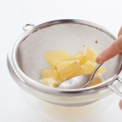 果肉はざるでこして、薄皮や種など余分なものを取り除く。