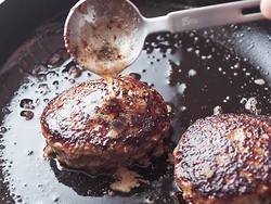 肉から出た脂と肉汁をかけてうまみを閉じ込め、こんがりとした焼き上がりに