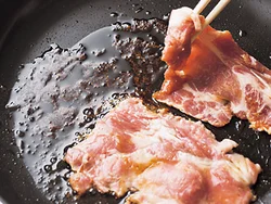 カラメル状になった砂糖を肉にからめて、こうばしい香りと焼き色をつけます