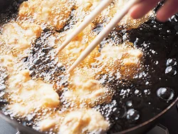 しばらくしたら菜箸で肉を動かしながら揚げて、熱の通りを一定に