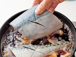 皮目を上にして煮ると煮くずれしにくく、煮立ったところに加えることで、臭みが出ません