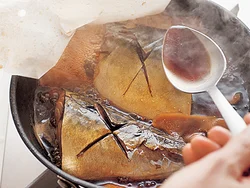 ふたをめくってやさしく煮汁を回しかけ、味を入れます
