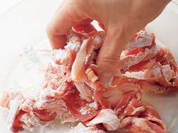 肉に片栗粉をまぶすと、味がなじみやすく、やわらかく仕上がるんです