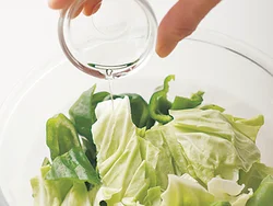 野菜は油を回しかけてレンジ加熱することで、水分が出にくくなり、食感よく仕上がります